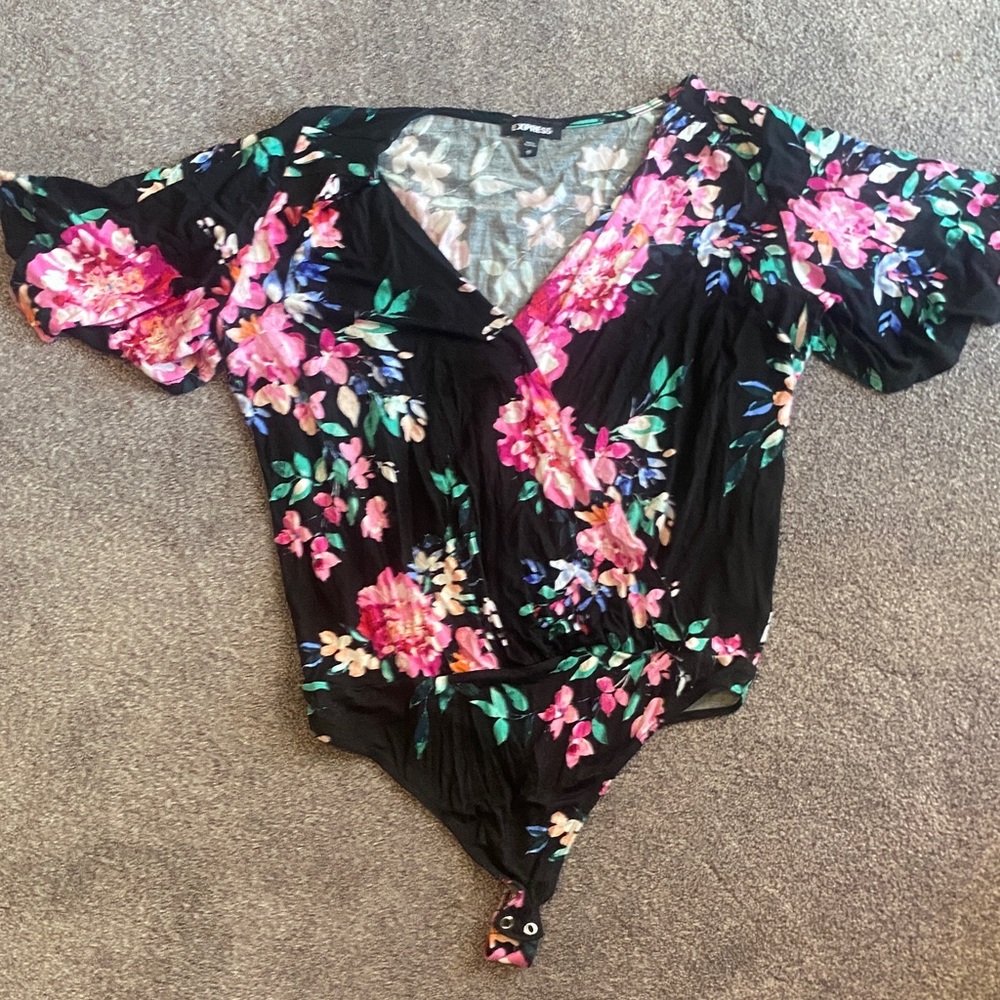 Express floral bodysuit size medium EUC